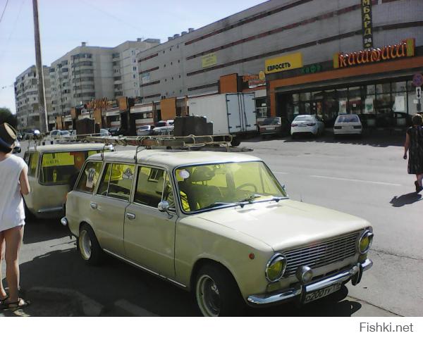 жигуленок двойка с прицепом от половины двойки - Казань, часто на Ямашева-Мусина в прошлый отпуск видел.