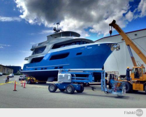 Яхта стоимостью $10 млн перевернулась при первом спуске на воду.