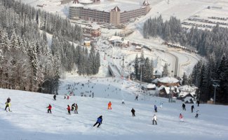 Мама дура, и то взрослый который сверху ребенка отпустил без подстраховки и без обучения поворотам и торможению. 
Видел я таких прямоедущих (но  постарше) которых внизу собирали в кучку. Буковель 2а, там мост внизу узкий, надеюсь что с ребенком все было хорошо.