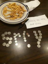 Этот способ хорош только для того, чтобы своих друзей на вечеринке приколоть (угадайте сколько тут денег), или нажиться за их счет - собрать 200 руб. (с одного) или по 100 руб. с троих, а потом показать, что, типа, и свой долян положил.

А реально порадовать официанта небольшой суммой, если он хорошо обслуживал,  лучше так