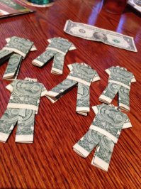 Этот способ хорош только для того, чтобы своих друзей на вечеринке приколоть (угадайте сколько тут денег), или нажиться за их счет - собрать 200 руб. (с одного) или по 100 руб. с троих, а потом показать, что, типа, и свой долян положил.

А реально порадовать официанта небольшой суммой, если он хорошо обслуживал,  лучше так