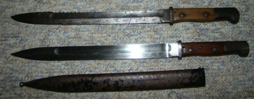 "... у некоторых штыков на спинке лезвия есть зубья, как у пилы. Если кто-нибудь из наших попадется на той стороне с такой штуковиной, ему не миновать расправы. На соседнем участке были обнаружены трупы наших солдат, которых недосчитались после боя; им отрезали этой пилой уши и выкололи глаза. Затем им набили опилками рот и нос, так что они задохнулись.

У некоторых новобранцев есть еще штыки этого образца; эти штыки мы у них отбираем и достаем для них другие."

Эрих Мария Ремарк, "На западном фронте без перемен"