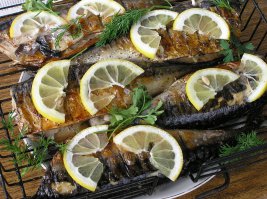 Всем  Фишкянам - Воронежский ПРИВЕТ!!!!! т.к. по Московскому времени - обед, то угощаю всех моим творением собственного копчения!! Вчера  коптил, сам, второй раз в жизни!! пока учусь!