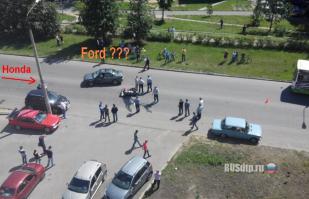 судя по ниже выложенной мною фотке, вообще не понятно откуда и куда двигался форд. как написало гаи: "...при выезде с прилегающей территории..." с КАКОЙ? с газона, или с парковки, или может он как раз приземлялся... ? левое колесо слегка повёрнуто на лево.
хоть бы кто стрелку на фотке снизу нарисовал что-ли, как двигался форд, а то он стоит по середине главной дороги, а куда или откуда он, не до конца понятно. зато в комментах грызня идёт, без того чтобы были известны все факты на все 100%. каждый что-то вычесляет, или допридумывает, или догадывается, или или или... как и я в том числе
откуда летел реактивный мух, то ясно...