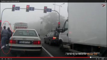 тоже второе 
а этот чего из тачки вылез то 
что сигнал не работал? мог бы ведь тогда просто на тормоз встать, чтобы его "тягач" не мог тронуться, зачем из машины вылазить???