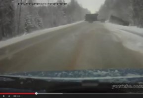 тоже во втором видео на 1 минуте  оба так красиво в кювет легли