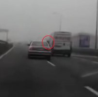 в аудюхе по ходу ещё пассажир сидел. мог бы хотя-бы ручник поднять, или на место водятла перелесть и тормоз нажать