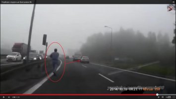 тоже второе 
а этот чего из тачки вылез то 
что сигнал не работал? мог бы ведь тогда просто на тормоз встать, чтобы его "тягач" не мог тронуться, зачем из машины вылазить???