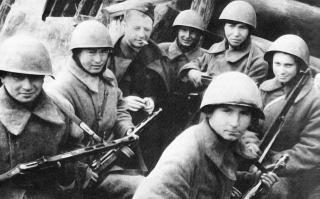 Генерал -майор Родимцев А.И. в окружении своих бойцов. Сталинград 1942 год