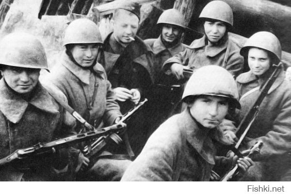 Генерал -майор Родимцев А.И. в окружении своих бойцов. Сталинград 1942 год