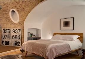 наверняка очень дороговалютная картина. смелые мазки. не яркие цвета. глубокий смысл...мир сошел с ума...