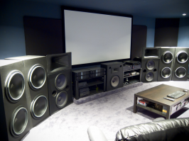 Это не man-cave, а скорее gamer-cave (пещерка геймера). Я лично провожу свободное время с семьёй, или с племянницей, или в лесу прогуливаясь дыша свежим сосновым воздухом. Что по поводу сборки, меня впечатлила этот коллаж.