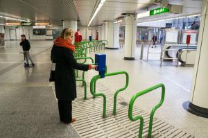 В Венском метро, например, турникеты вот такие.