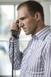 — Не уверен, что это в его вкусе. 
 — Что значит — «не в его вкусе»? Это ещё что такое? Это ещё какого хрена? 
 — Да ничего, Гарри.
 — Город, как в сказке, мать вашу! Как может быть сказочный город не в его вкусе?!
 Каналы, мосты, церкви! Долбаная сказка, и не в его вкусе?! 
 — Я хотел сказать, что...
 — Лебеди там плавают?
 — Да, лебеди плавают.
 — Там сраные лебеди плавают и они, мать их, не в его вкусе?!