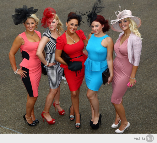 ха ха ха, Ливерпуль не совсем Бульварное кольцо Москвы ... Это больше похоже Астрахани. Такие места, как Глазго, Эдинбург или Лондон совершенно различны. Ливерпуль люди в основном происходят от ирландского римско-католических иммигрантов. Возможно, есть слишком много пиццы и слишком много пирогов в Ливерпуле. А некоторые дамы любят поесть слишком много. Конечно, чтобы продать фотографии, photgrapher пошла искать позорных пьяниц, плохой стиль и некоторые вульгарные пожилых дам с жировых ослов! Но погодите ... Они просто люди ведут себя глупо и с удовольствием раз в год на скачках. Удачи им. Вот (менее сенсационным) фото более разумным, обычных, средних женщин, просто поразвлечься переодевание в ежегодной гонке лошади. Не паникуйте дорогие россияне! Если вы идете в Шотландии или Англии в Великобритании, вы найдете много различий между разными городами и большим количеством стиля, хорошие манеры и теплый прием. Я обещаю. ;-)