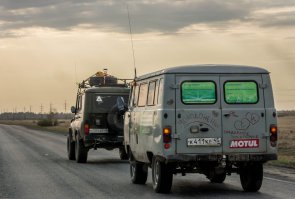 В чем прикол? Реальное путешествие, проползут там где невозможно. Путешествие без отелей, официантов, кофяфпастель, с кастрюлями, костром ,рыбалкой, охотой и смехом... Достойное путешествие