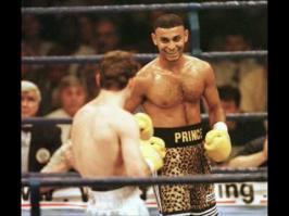 много его боев видел! Он крут пасоны...очень бытрс и хороший послужной список! Многих рянял! Насим Хамед