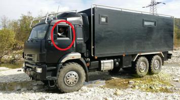 Даже есть личный водитель, в костюме=))))