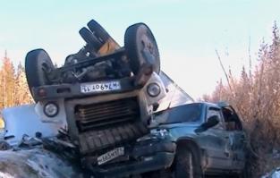 По предварительным данным на 3-км автодороги Ухта - Вуктыл водитель автомашины «ГАЗ»-фургон не справился с рулевым управлением при обгоне автомашины «Нива Шевроле» и совершил с ней столкновение, от чего обе автомашины съехали в кювет с последующим опрокидыванием. В результате ДТП погиб 34-летний водитель автомашины «ГАЗ», пассажир автомашины «ГАЗ» травмирован.