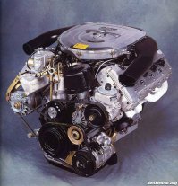 это не оригинал! у него 119 двигатель, он появился после окончания выпуска 126. В данном случае - мотор от Е класса w124, вероятно брабус, с корпусом фильтра от оригинального мотора.  у реального же амг 126 - должен быть 117 мотор с кастомными 4х клапанными ГБЦ. По сути - похож по устройству и характеристикам на 119, но выглядит иначе. Вот как выглядят клапанные крышки на оригианльном моторе.