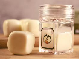 Гениальность не в квадратности, а в том, что яйцо не нужно чистить. 
Конечно, экспериментировать не буду, но не отказался бы от таких "заводских" баночек для варки яиц.