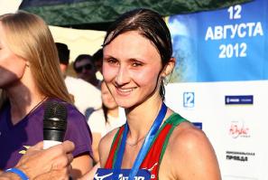 Сибирский международный марафон 2012.
"Старт марафона был сделан не в обычное прохладное утреннее время, а одновременно с мужским олимпийским марафоном — в 17.00 местного времени. Температура воздуха достигала 33—36 градусов, от асфальта повышалась еще больше, вода на питьевых пунктах была горячей. В экстремальных условиях бега никто из профессиональных спортсменов не стал тратить своё здоровье в погоне за результатом (для получения призовых призёрам необходимо было уложиться в норматив), и все элитные спортсмены просто сошли на разных участках трассы. Даже болельщикам было трудно поддерживать спортсменов, среди которых по разным данным от 23 до 40 человек оказались в ситуации, из которой нельзя выйти без помощи врачей. Случилась сенсация — победителем марафона стала Ольга Мазуренок из Белоруссии (2:44.47). Это редкий случай, когда абсолютным победителем марафона становится женщина. Победитель среди мужчин — Николай Григоров из Барнаула — пришёл вторым с результатом 2:49.07." Википедия

Кстати, марафонец из Барнаула - не профессиональные бегун, и он не уложился в норматив профи для получения призовых (как выше сказано все профи сошли с дистанции). Впрочем, в итоге споров, победитель-мужчина всё-же получил свои заслуженные призовые.