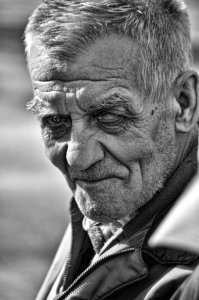 Скажу свое веское слово- Читайте книги по композиции все что найдете и ищите сюжеты. Тогда может и ваши снимки можно будет когда-нибудь назвать фотографией. Одна из самых лучших для начинающих фотографов- "Основы композиции в фотографии" за авторством Дыко. Осильте хотя бы ее. Пару моих фоток: