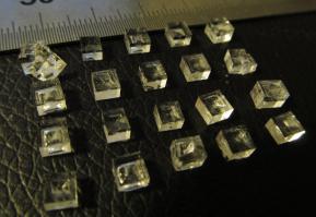 А что смущает? Структура NaCl имеет кубическую сингонию. Вот фото больших монокристаллов поваренной соли: