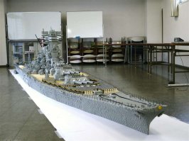 Из конструктора «Лего» собрали недетских размеров модели
