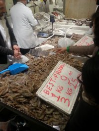 Это фото вызывает сомнение: в Лондоне в кг не взвешивают, вроде бы так?
