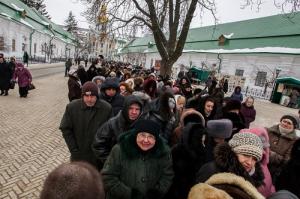 Вот эти же дары в Киеве. 
Боже, храни нэзалежную! 
А майдауны молодцы... поменяли президента украинца на еврея. Да ещё и по 40 часов к дарам волхвов в Киеве стоят.