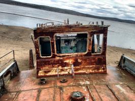 В Перми, на Каме, район Ширяиха, кладбище кораблей, с 70-х годов туда стаскивались старые баржи и сухогрузы, даже ледокол есть. Сейчас трудно увидеть в этих грудах ржавого металла корабли, в детстве мы там в пиратов играли....эх босоногое детство, подожди, не убегай....