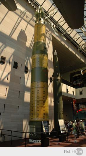 Это корпус от первой ступени твердотопливной баллистической ракеты «Пионер» (Индекс ГРАУ - 15П645, по договору РСМД — РСД-10, по классификации МО США и НАТО: SS-20 mod.1 Saber, рус. Сабля) — советский подвижный грунтовый ракетный комплекс (ПГРК) с твердотопливной двухступенчатой баллистической ракетой средней дальности 15Ж45. Головной разработчик — Московский институт теплотехники (МИТ). Принята на вооружение в 1976 году.