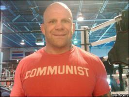 Судя по надписи на футболке, он - не анархист.