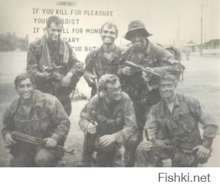 Во время вьетнамской войны,американским корреспондентам было запрещена видео и фото сьемка, если в кадр попадал Калашников в войсках США. Так,что прежде чем фотографироваться, солдаты искали М16.