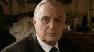 " По виду — лет сорока с лишним. Рот какой-то кривой. Выбрит гладко. Брюнет" 
Басилашвили-71 год тогда был.