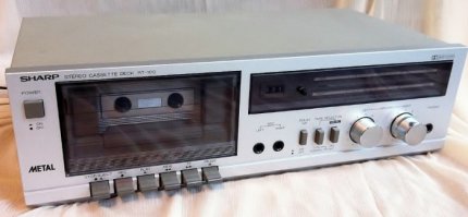 "Кассетник - это было круто!"-брехня! К кассетникам в 70-80 е относились с презрением(из-за очень низкого качества звука)КО ВСЕМ.Лично у меня был такой агрегат,(купил в коммисионке за 600 руб(цена цветного телевизора)) ,а друзья подкалывали -"за такие деньги можно былокупить ,что нибудь получше-типа Катушечный магнитофон " Ростов 102"