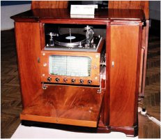 Какие то скромные экспонаты?
 "Восток Р-48" 1948г  Новосибирский завод "Электросигнал"