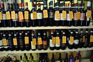 Это цены на вино для туристов,в супермаркете 5 евро самое дорогое.