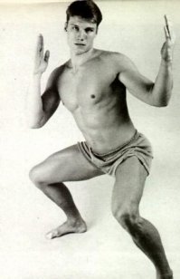 Моложе не нашел