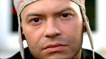 Нет, я таблетки не люблю. Я ими давлюсь. Мне больше нравится рыбок разводить. Так что я в наркотиках совсем не нуждаюсь. Я и без них вижу жизнь живописной. У меня и справка есть.