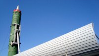 Россия завершила проектирование ракетного поезда

Эскизный проект боевого железнодорожного ракетного комплекса «Баргузин» готов, сообщил «Интерфаксу» заместитель министра обороны России по вооружению Юрий Борисов.

— Создание БЖРК идет по плану, сложностей нет. «Баргузин» в составе до пяти ракетных полков поступит на вооружение одной из ракетных дивизий РВСН до 2020 года. В отличие от предшественника, БЖРК «Молодец», новый комплекс ничем не будет отличаться от обычного железнодорожного состава, — рассказал Борисов.