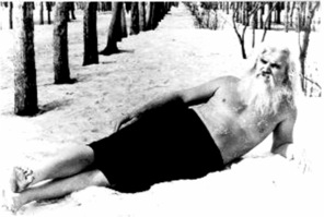 Шол бы ты отсюда сынок. Уже почти 70 лет Федор Иванович спокойно ходит босиком по снегу и совсем не ощущает мороза