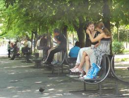 Для чего эти платные лавочки с шипами?