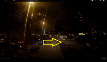 Здесь не простая ситуация, особенно если учесть что в ПДД ни сказано кто из них имеет приоритет. Поэтому давайте рассмотрим больше статей:

1. Пункт 8.3 здесь не подходит потому что рег ещё не выезжал.
2. Пункт 19.2 он нарушил.
3. А теперь про задний ход (пункт 8.12): Выезд из двора задним ходом не запрещён но вот езда задним ходом по проезжей части в данном случае запрещён. Делайте выводы сами. 

Но это конечно косвенные доводы. Но если ПДД что-то не предвидит, то здравый смысл должен преобладать. Поэтому можно поставить вопрос: кому из водителей безопасней будет сдать назад. Ответ очевиден: регу.