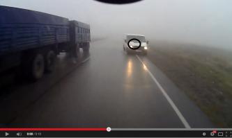 Включен, там блик от фар на капоте встречного есть. Но в этой ситуации бесполезно - фары от машин видны на расстоянии  менее 150м. Так что олень не прав в любом случае.