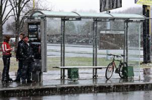 При проектировании остановки архитекторы учли всё:
на случай жары - стеклянная крыша,
на случай ветра и дождя - проёмы в стенах
для зимы придумали железные лавочки!