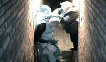 Старики еще в строю!
"Пожилой мужчина прогнал из дома троих вооруженных грабителей"

Взято с