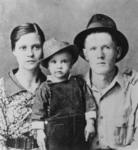 Элвис Пресли с матерью и отцом в 1938 году.