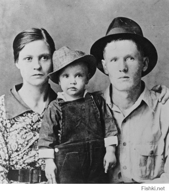 Элвис Пресли с матерью и отцом в 1938 году.
